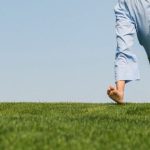 Manfaat Berjalan Kaki Tanpa Alas Kaki Di Rumput Terhubung Dengan Alam Untuk Kesehatan Optimal