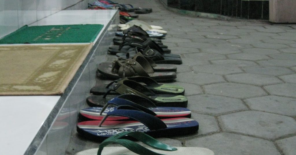 Tips Menghadapi Anak Yang Suka Melepas Alas Kaki Di Tempat Umum Panduan Lengkap Untuk Orang Tua Dan Pendidik