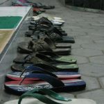 Tips Menghadapi Anak Yang Suka Melepas Alas Kaki Di Tempat Umum Panduan Lengkap Untuk Orang Tua Dan Pendidik