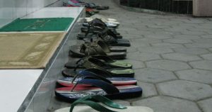 Tips Menghadapi Anak Yang Suka Melepas Alas Kaki Di Tempat Umum Panduan Lengkap Untuk Orang Tua Dan Pendidik