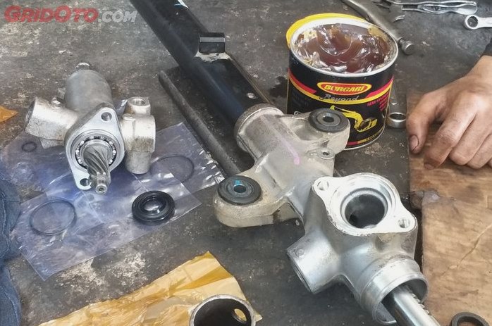 Mengapa Stabiliser Stang Merembes Memahami Penyebab Kenapa Steering Damper Oli Sering Bocor Dan Cara Mencegahnya